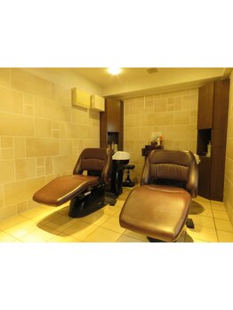 4席のみのプライベート空間！路地裏にひっそりとたたずむ隠れ家サロンで、日々の疲れを癒す至福のひと時を