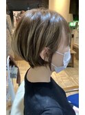 クビレショートボブ　白髪ぼかしハイライト　ヌーディーベージュ