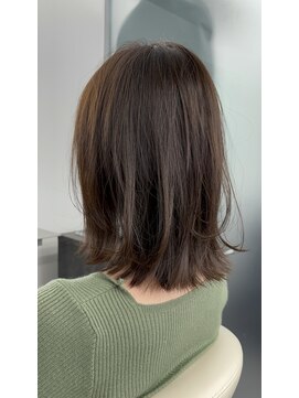 ジエクト アイロ(The Ect ilo) ミディアムレイヤーカット　オリーブグリーン