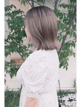 くすみベージュ外ハネボブ