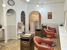 アロ(alo)の雰囲気（白を基調とした明るい店内は、清潔感のある空間。）