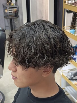 メイン(MENIN) 刈り上げセンターパート波巻きスパイラルスーツ[相模大野/町田]