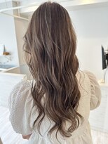 アイビー(Ivy)&nbsp;大人ハイライト　細ハイライトの入ったグレージュカラー