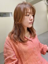 フイ(HUI)&nbsp;大人可愛いブリーチなしラベージュ伸ばしかけ外ハネミディ