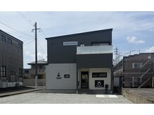 メンズヘア フレデリック(men's hair Frederick)の雰囲気(広めの駐車場はストレスなく駐車していただけます。)