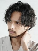 縦落ちツイストスパイラルパーマセンターパートウルフ刈り上げ