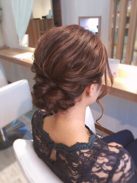 ララルーモ スタジオ(LaLarOomo STUDIO) 【JR新宿東口3分西武新宿駅直結】定番シニヨン