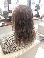 カーラ(Cara)&nbsp;ベージュ系/ハイライト/ミディアム/巻き髪/ナチュラル