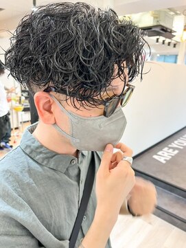 ウェイビーエフティフィフス 横浜西口(WAVEY ft.fifth) 波巻きパーマセンターパートツイストパーマメンズマッシュパーマ