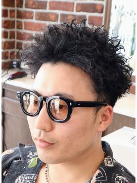 アクセプトザワールドバーバー(Accept the world barber) スパイキーショート風ランダムパーマ