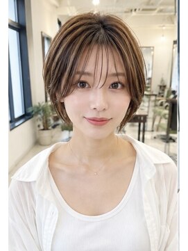 アリスバイアフロート 自由が丘(ALICe by AFLOAT) ウルフショートレイヤーハイライト大人ショートヘアひし形耳掛け