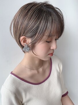 ステア ケース(stair case) 大人かわいい耳かけ丸みショートボブ　ベージュハイライトカラー