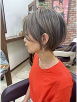 サラ(SARA) 大人ショートボブ。