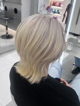 アールプラスヘアサロン(ar+ hair salon) ホワイトブロンド新宿/新宿三丁目/ブリーチ/ハイトーン