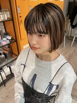 コワファーストナガサキシャンプーボーイ(COIFF1RST NAGASAKI SHAMPOO BOY)&nbsp;まるみボブ ショートボブ アンブレラカラー 長崎浜の町