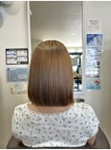 透明感ベージュのつやストレートボブ