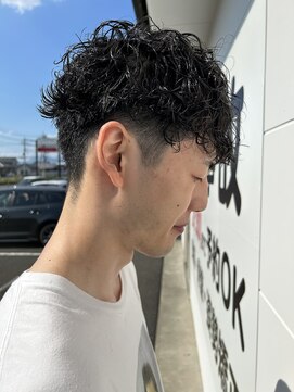 ヒュイル バイ ニアウ(Hwyl by Niau) メンズマッシュパーマ波巻スパイラルパーマニュアンスパーマ