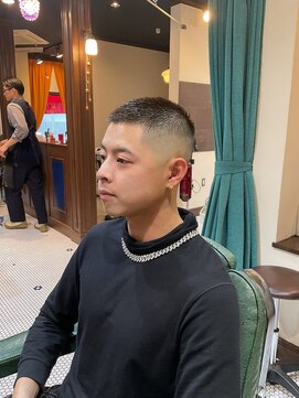 バーバー アカダマ スキンフェード坊主