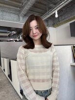 コンマ(,)&nbsp;重めでも軽やか！大人のセミロングレイヤー