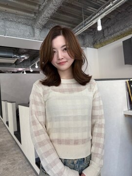 コンマ(,) 重めでも軽やか!大人のセミロングレイヤー