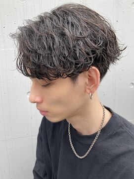 ウェイビーエフティフィフス 横浜西口(WAVEY ft.fifth) 波巻きパーマセンターパートツイストパーマメンズマッシュパーマ
