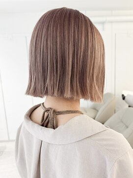 ノラ ウメダ(NORA UMEDA) ハイトーンミルクティーベージュホワイトボブ切りっぱなし