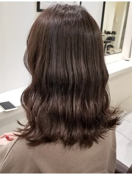 インビテーション(invitation) 暗めカラーも透明感でやわらかく！