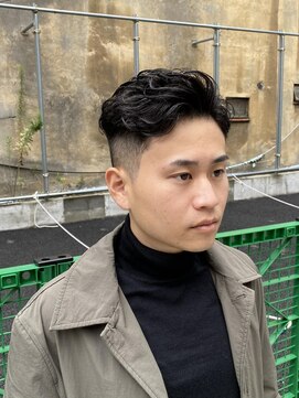 ドルクス 日本橋(Dorcus) かきあげアップバングスタイル　フェード風癖毛ヘア