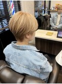 ハイトーンのベージュカラーとショートカットの相性ときたら。