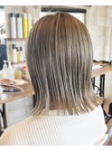 ベージュ切りっぱなしボブ