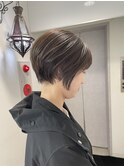 美シルエットショートボブ×白髪ぼかしハイライト