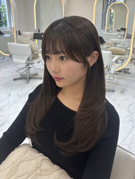 アイユー(ii+U) レイヤーカット　オリーブグレージュ　顔まわりカット