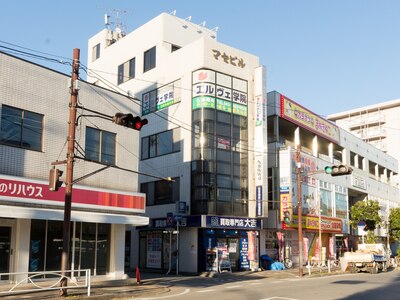 四街道駅北口すぐ目の前、マセビル2Fにサロンはございます。