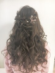 ヘアアクセサリーでもっと可愛い♪編み込みダウンアレンジ★