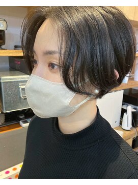 ロカ(roka) 黒髪×センター分けのハンサムショート　20代30代40代50代
