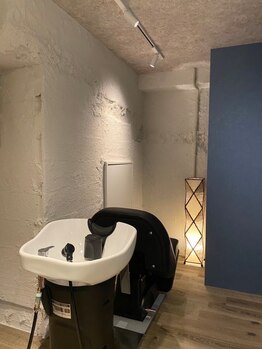 コハククゲヌマ(COHAQ KUGENUMA)の写真/専用スパブースあり◎心地よいヘッドスパは、頭皮クレンジングとヘアケアを融合させた贅沢な時間＊
