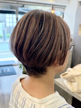 ヴィサージュバスク(VISAGE ba.s.k) 白髪ぼかしショート