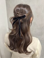 オモチャ(OMOCHA)&nbsp;上品な編み込みハーフアップで特別な日にも◎