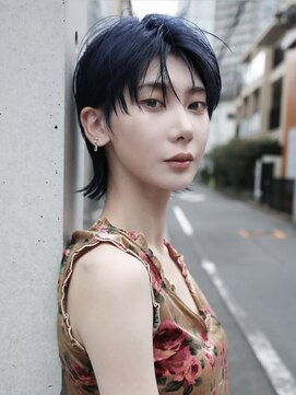 キャロルガーデンズ ボコカ 表参道(Carroll Gardens bococa) ブルーブラック ブリーチカラー 青色 毛流れショート