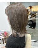 アッシュベージュ似合わせカット大人女性ミディアムストレート