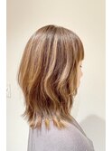 伸びたハイライトを生かしたベージュカラーボブ