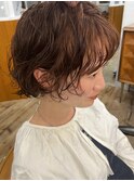 カジュアルショートボブに癖毛風パーマのおしゃれボブ