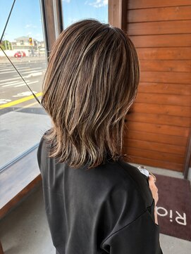 リドル ヘアー 駒生店(Riddle HAIR) 切りっぱなしミディ×細めハイライトでつくる透明感ヘア
