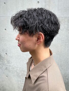 クロムトウキョウ ザ バーバー ネオン 新宿店(CHROM TOKYO the Barber ne/on) センターパート/ツイストスパイラルパーマ