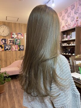 ピンクベルベット(PINKVELVET) 透明感◎カーキベージュ