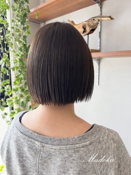 クベル(Kuvel) トレンド感あるオリーブグレージュで実現するスタイリッシュボブ