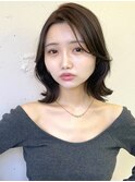 20代 ミディアムヘア センターパート 韓国風 艶髪 透明感カラー