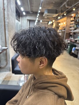 カーニー 上野(kearny) ツイストスパイラルパーマ縦落ちパーマメンズ波巻きパーマ