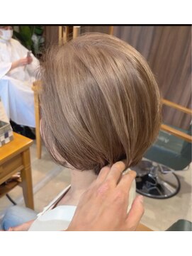 オリオリ ネイ(oli-oli ne'i) 白髪ぼかしハイライト/ショートカット/30代/40代