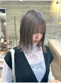 シルバーグレージュグレーダブルカラーケアブリーチ外はねボブ